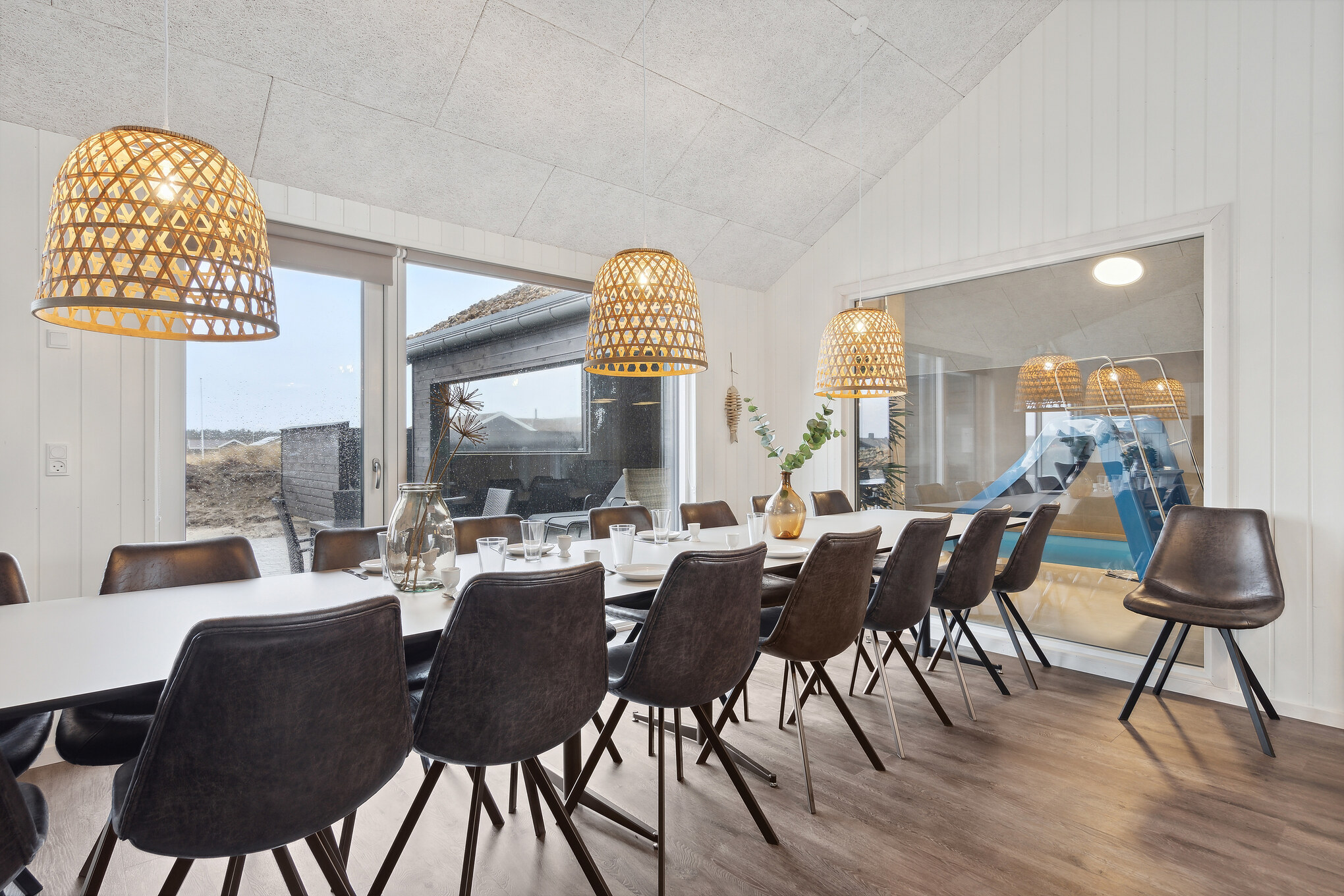 Det er god plass til at 18 personer sitter sammen i feriehusets oppholdsrom under et besøk i luksushus 918 i Vestjylland.