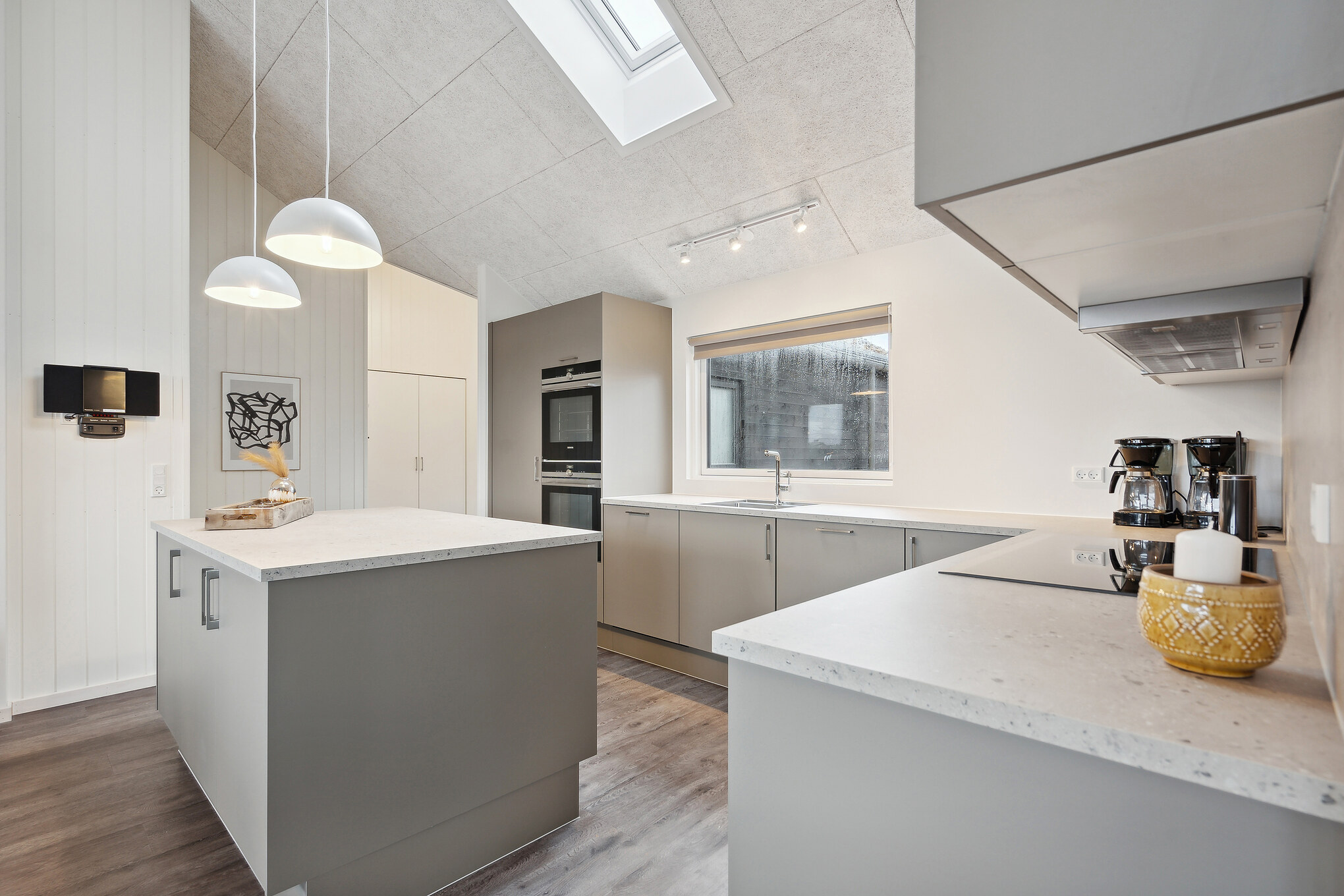 Kjøkkenet i luksushus nr. 918 i Vestjylland er godt innrettet.