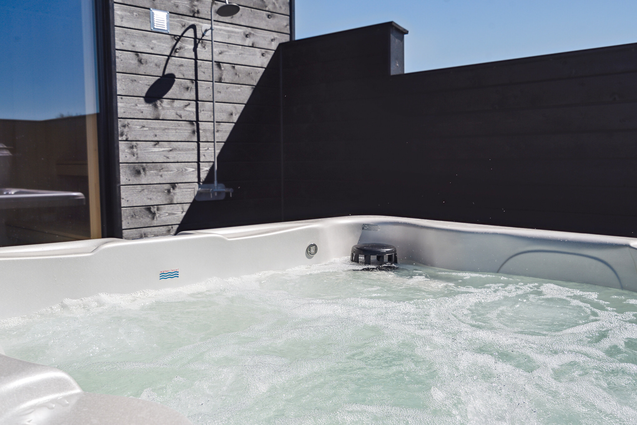 Nyt varmen i boblebadet i luksushus nr. 918 i Vestjylland