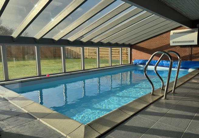 Feriehus 688 har et flott basseng med sklie, et stort innebygd boblebad og en badstue