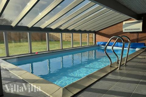 Feriehus 688 har et flott basseng med sklie, et stort innebygd boblebad og en badstue