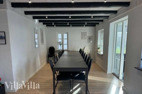 Det er plass til 26 personer i det store lyse oppholdsrommet i luksushus nr. 688.