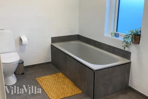 Det finnes bad med dusj i luksushus nr. 688 til 26 personer.