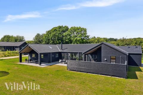 Dette lekre huset med svømmebasseng, nr. 913, med plass til 24 personer, ligger i Lolland/Falster/Møn