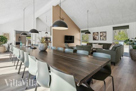 Det er plass til 24 personer i det store lyse oppholdsrommet i luksushus nr. 913.