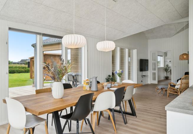 Det er plass til 10 personer i det store lyse oppholdsrommet i luksushus nr. 935.