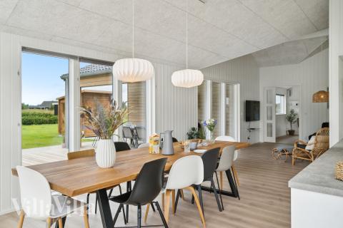 Det er plass til 10 personer i det store lyse oppholdsrommet i luksushus nr. 935.