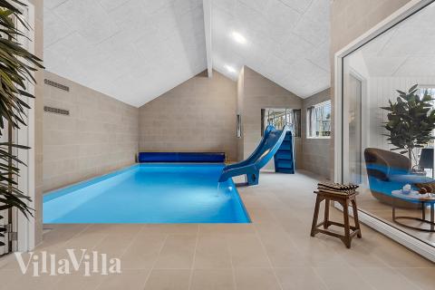 Feriehus 905 har et flott basseng med sklie, et stort innebygd boblebad og en badstue