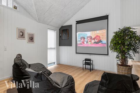 Luksushus nr. 905 til 30 personer tilbyr et stort aktivitetsrom med bl.a. biljard og dart