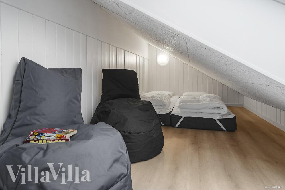 Noen av de 30 soveplassene i luksushus nr. 905 finnes på hems