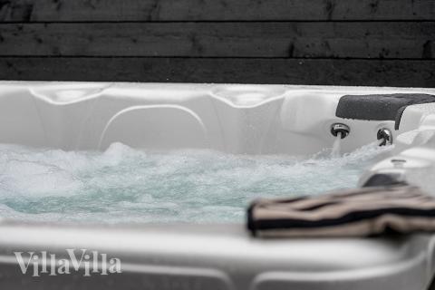 Nyt varmen i boblebadet i luksushus nr. 905 i Lolland/Falster/Møn