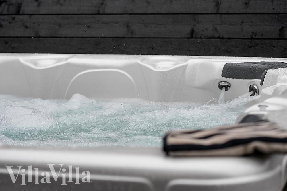 Nyt varmen i boblebadet i luksushus nr. 905 i Lolland/Falster/Møn