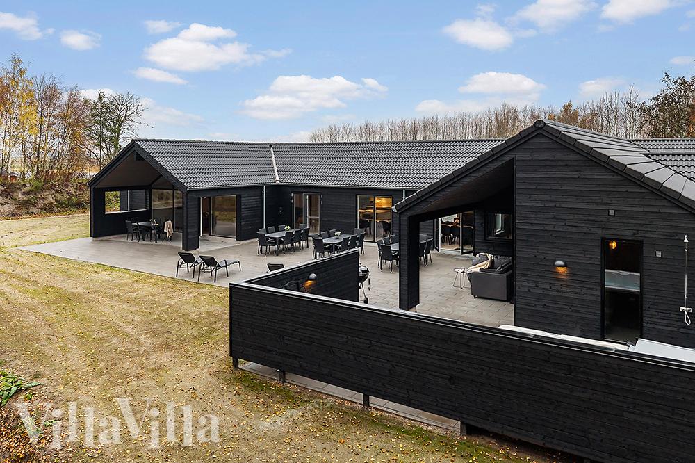 Dette lekre huset med svømmebasseng, nr. 905, med plass til 30 personer, ligger i Lolland/Falster/Møn