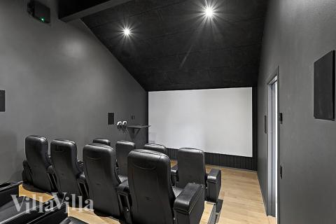 I tillegg til alle aktivitetsmulighetene i husets bassengavdeling, kan du også spille biljard, bordtennis og dart i luksushus nr. 903