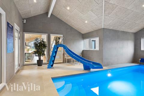 Feriehus 903 har et flott basseng med sklie, et stort innebygd boblebad og en badstue