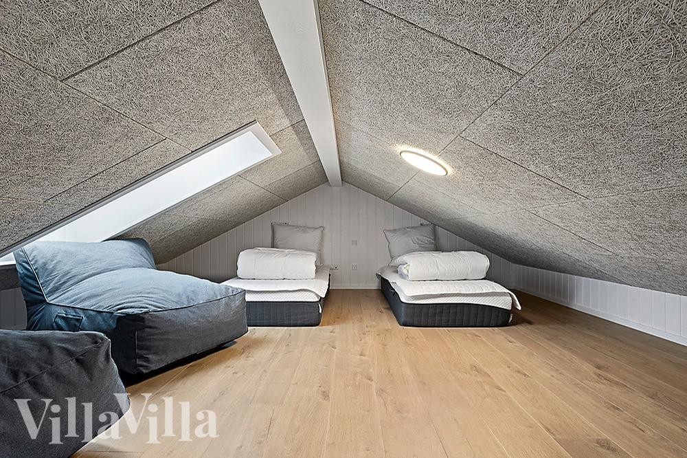 Noen av de 20 soveplassene i luksushus nr. 903 finnes på hems