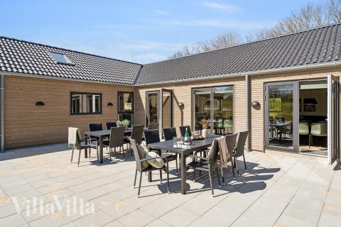 Nyt en grillkveld på terrassen i luksushus nr. 903 i Nordjylland