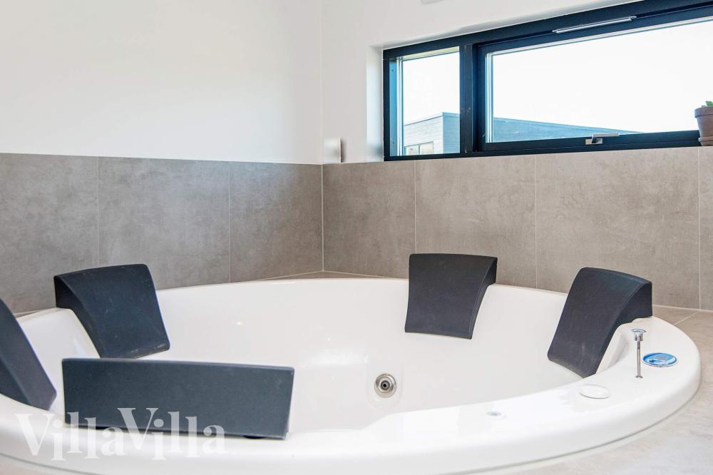 Nyt varmen i boblebadet i luksushus nr. 938 i Østjylland