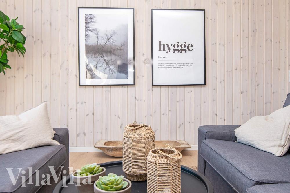 Det er god plass til hygge i feriehusets sofagruppe under oppholdet i luksushus nr. 938