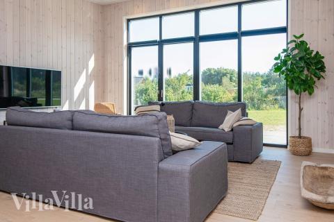 Sofaen i luksushus nr. 938 i Østjylland er perfekt for å hygge seg med et brettspill eller se en film sammen.