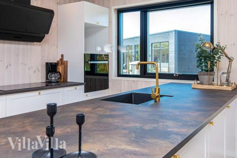 Kjøkkenet i luksushus nr. 938 er fullt utstyrt så dere lett kan lage mat til 16 personer.