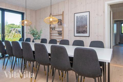 Det er plass til 16 personer i det store lyse oppholdsrommet i luksushus nr. 938.