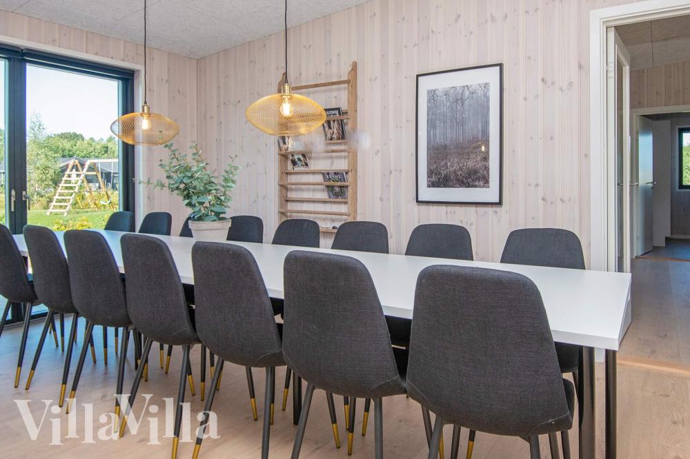 Det er plass til 16 personer i det store lyse oppholdsrommet i luksushus nr. 938.
