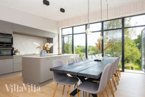 Kjøkkenet i luksushus nr. 939 er fullt utstyrt så dere lett kan lage mat til 16 personer.