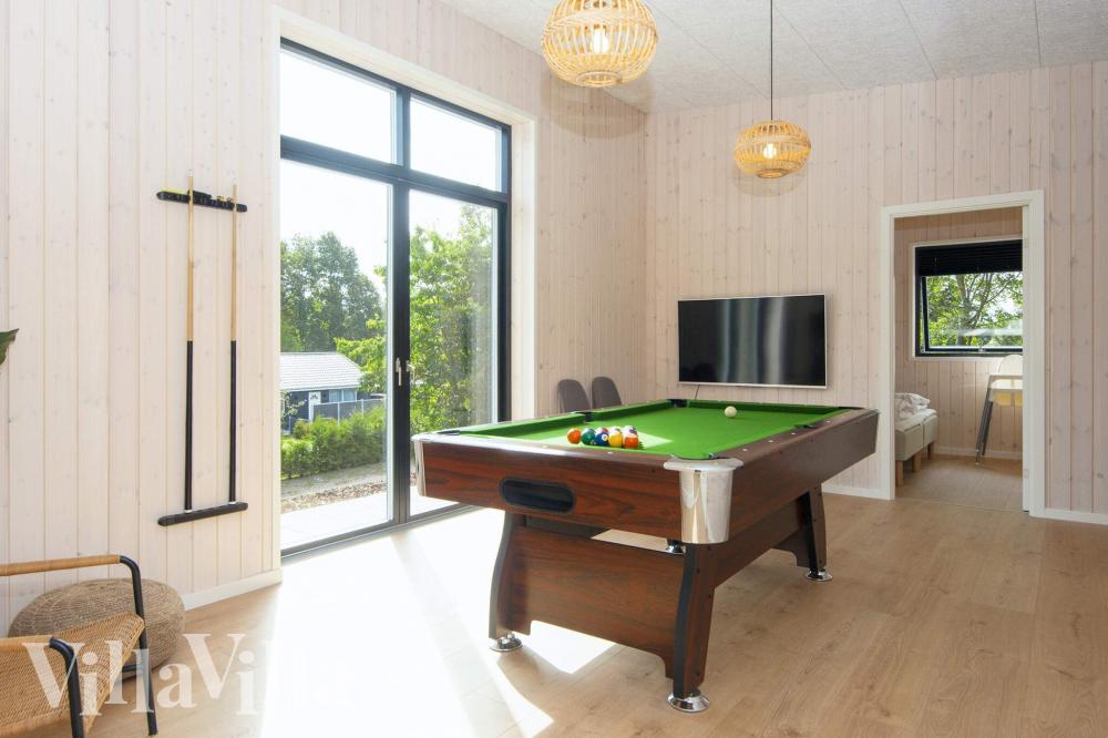 I tillegg til alle aktivitetsmulighetene i husets bassengavdeling, kan du også spille biljard, bordtennis og dart i luksushus nr. 939