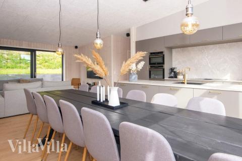 Det er plass til 16 personer i det store lyse oppholdsrommet i luksushus nr. 939.