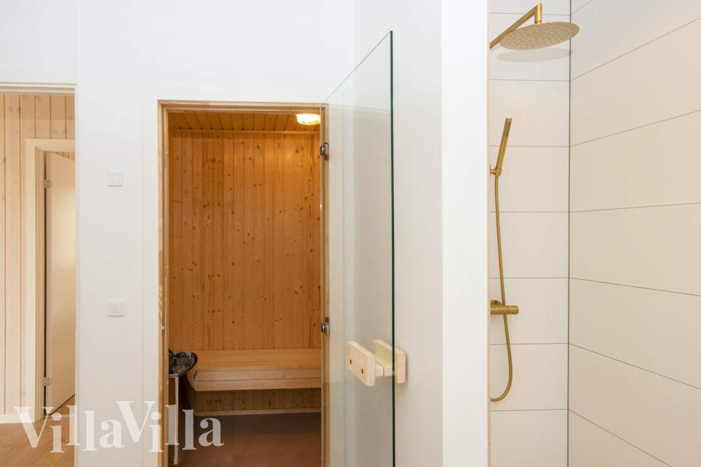 Det finnes bad med dusj i luksushus nr. 939 til 16 personer.