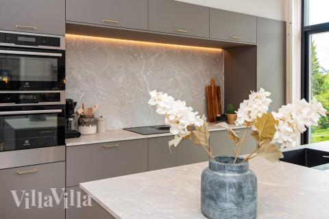 Kjøkkenet i luksushus nr. 939 er godt innrettet.