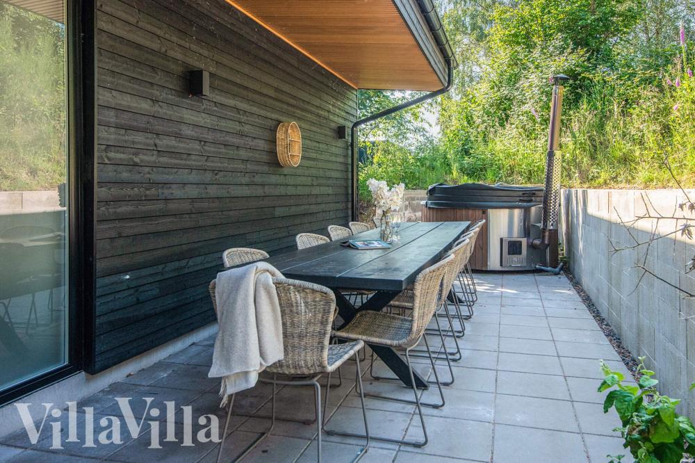 Nyt en grillkveld på terrassen i luksushus nr. 939 i Østjylland