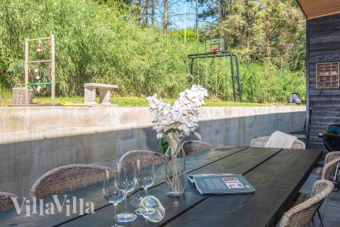 Luksushus nr. 939 har en deilig terrasse med gode hagemøbler til 16 personer.