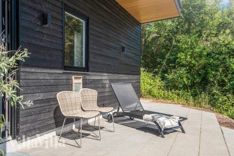 På terrassen i feriehus nr. 939 er det plass til 16 personer.