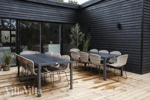 Nyt en grillkveld på terrassen i luksushus nr. 940 i Østjylland