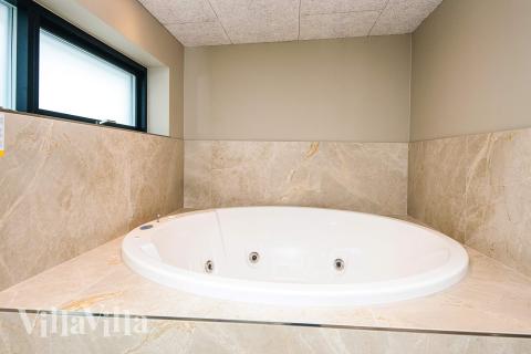 Nyt varmen i boblebadet i luksushus nr. 940 i Østjylland