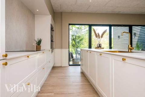 Kjøkkenet i luksushus nr. 940 er fullt utstyrt så dere lett kan lage mat til 16 personer.