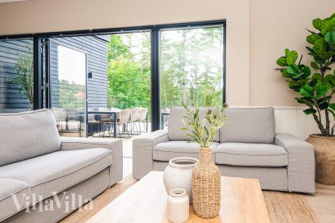 Sofaen i luksushus nr. 940 i Østjylland er perfekt for å hygge seg med et brettspill eller se en film sammen.