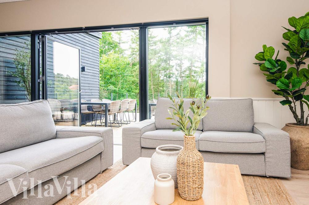 Sofaen i luksushus nr. 940 i Østjylland er perfekt for å hygge seg med et brettspill eller se en film sammen.