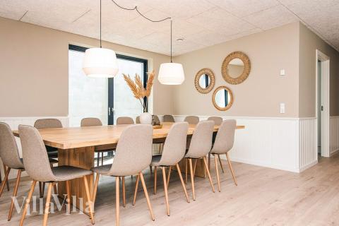 Det er plass til 16 personer i det store lyse oppholdsrommet i luksushus nr. 940.