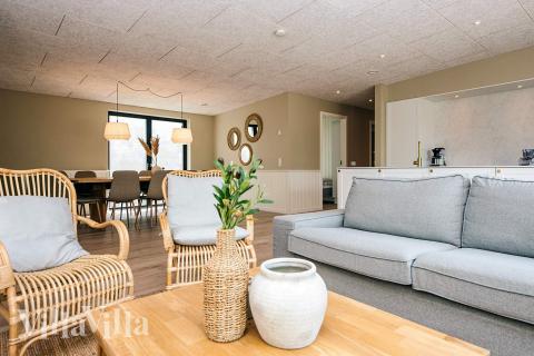 Det er god plass til hygge i feriehusets sofagruppe under oppholdet i luksushus nr. 940