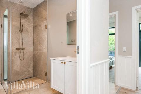 Det finnes bad med dusj i luksushus nr. 940 til 16 personer.