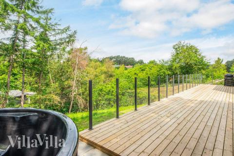 På terrassen i feriehus nr. 940 er det plass til 16 personer.