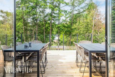 Luksushus nr. 940 har en deilig terrasse med gode hagemøbler til 16 personer.