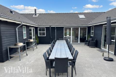 Luksushus nr. 196 har en deilig terrasse med gode hagemøbler til 22 personer.