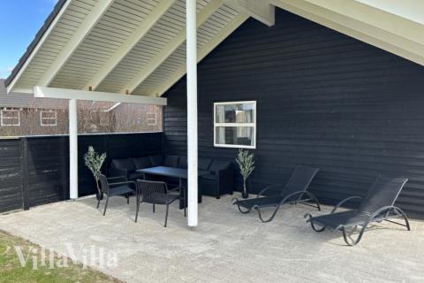 Nyt en grillkveld på terrassen i luksushus nr. 196 i Nordjylland
