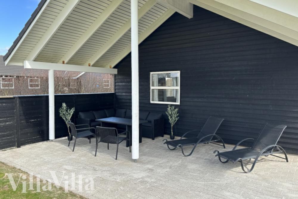 Nyt en grillkveld på terrassen i luksushus nr. 196 i Nordjylland
