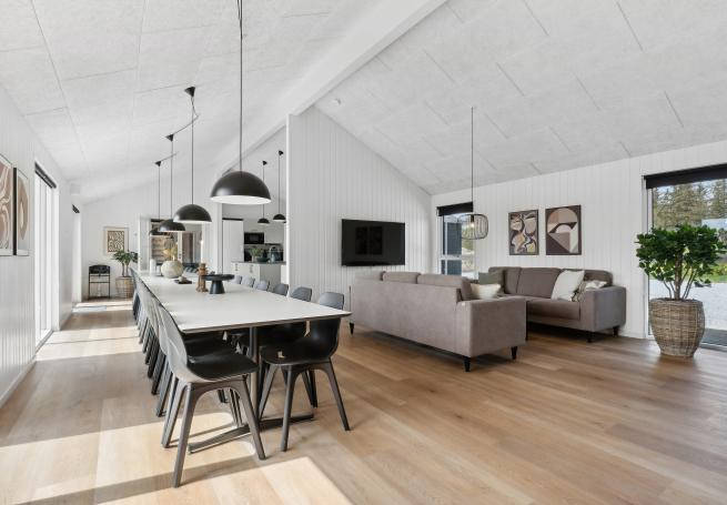 Det er plass til 30 personer i det store lyse oppholdsrommet i luksushus nr. 923.