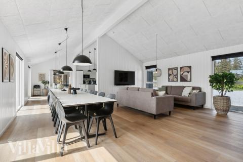 Det er plass til 30 personer i det store lyse oppholdsrommet i luksushus nr. 923.